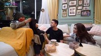 Sudah dianggap sebagai saudara oleh Raffi dan Nagita, keduanya memperlakukan Dorce sudah seperti ibu mereka sendiri. Bahkan ngemil hingga ngeteh bareng jadi agenda seru mereka bertiga. Foto: Instagram