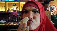  Terkenal sebagai sosok yang humoris dan sering membantu sesama. Dorce tak pernah jaim jika berhadapan di depan kamera bahkan saat sedang makan. Foto: Instagram