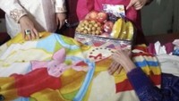Berkunjung ke kerabat yang tengah sakit, Dorce bawa parcel berisi aneka buah segar dari pisang sampai jeruk. Foto: Instagram