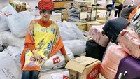  Terakhir ini pose Dorce saat tengah menyalurkan bantuan sosial berupa sembako dan makanan ringan untuk korban bencana Lombok. Foto: Instagram