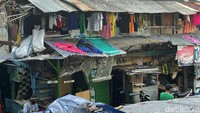 Aktivitas di kawasan Ibu Kota perlahan kembali bergeliat meski PPKM masih diperpanjang guna mengatasi pandemi COVID-19.
