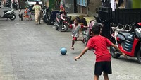 Tak sedikit warga di kawasan padat penduduk itu yang kini kembali beraktivitas di luar rumah.