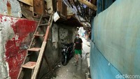 Meski kembali beraktivitas di luar rumah, warga diimbau untuk menerapkan protokol kesehatan, salah satunya mengenakan masker.
