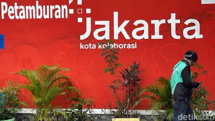PPKM di kawasan Jawa-Bali masih akan diperpanjang hingga dua pekan ke depan. Meski begitu aktivitas warga di Ibu Kota perlahan telah kembali bergeliat.