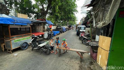 Intip Aktivitas Warga Petamburan Saat PPKM di Ibu Kota Diperpanjang