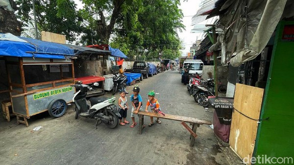 Intip Aktivitas Warga Petamburan Saat PPKM di Ibu Kota Diperpanjang