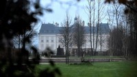 Kastil Pangeran MBS terlihat dari kejauhan, dari balik pagar. MBS dan Macron bertemu di Istana Kepresidenan Elysee pada Kamis (28/7) dengan sejumlah agenda pembicaraan. (AFP/STEPHANE DE SAKUTIN).