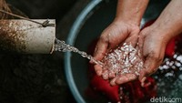 Warga masih memanfaatkan pompa manual sebagai alternatif mendapatkan air bersih saat banjir dan mati listrik meskipun pemerintah terus mengimbau untuk mengurangi penggunaan air tanah.
