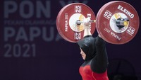 Momen lifter putri Jawa Tengah Diah Ayu P melakukan angkatan clean and jerk pada kelas 76 kg.  