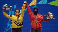 Lifter putri Jawa Tengah Diah Ayu P (kanan) dan Lifter Lampung Fena Yuliana (kiri) menunjukkan medalinya saat upacara pengalungan medali angkat besi pada kelas 76 kg PON Papua di Auditorium Universitas Cenderawasih, Kota Jayapura, Papua, Jumat (8/10/2021).