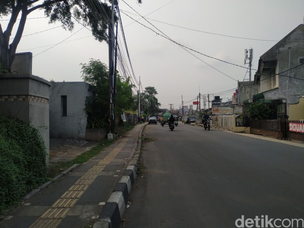 Jl WR Supratman kian lega dari tiang-tiang makan jalan, namun Pemkot diminta tuntaskan pencabutan sampai jalan ini bersih dari tiang di badan jalan. 8 Oktober 2021. (Athika Rahma/detikcom)