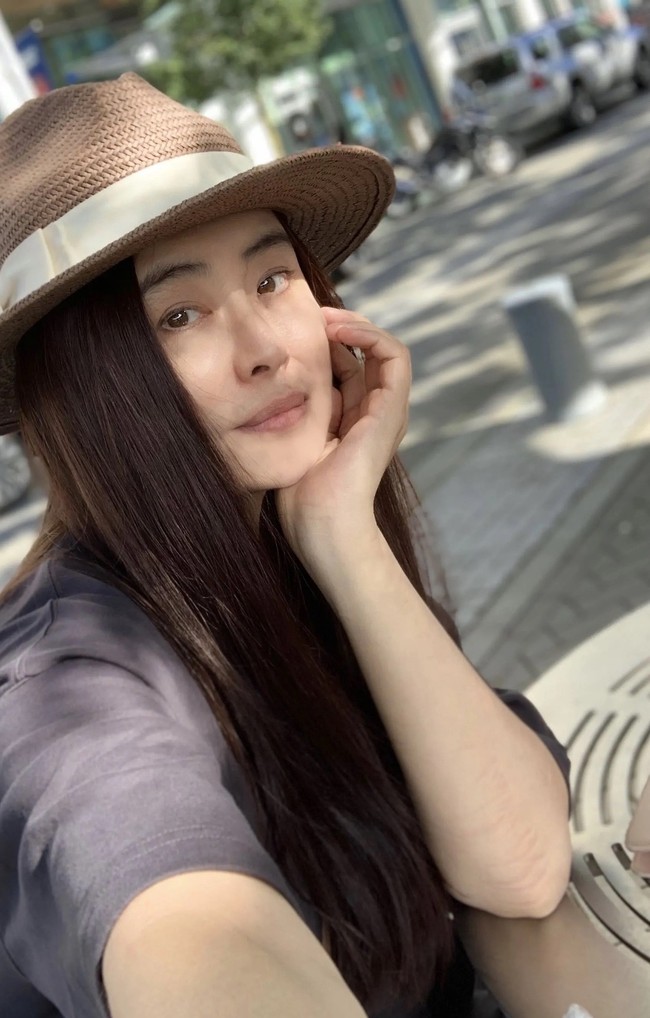 Wanita yang kini tinggal di Kanada tersebut pun masih punya banyak penggemar yang membelanya. Ketika disebut mulai kelihatan menua, netizen mengatakan jika kecantikannya tetap tidak tertandingi. Dan kalaupun Joey menua, hal itu adalah sesuatu yang wajar. Foto: Dok. Weibo