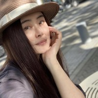 Wanita yang kini tinggal di Kanada tersebut pun masih punya banyak penggemar yang membelanya. Ketika disebut mulai kelihatan menua, netizen mengatakan jika kecantikannya tetap tidak tertandingi. Dan kalaupun Joey menua, hal itu adalah sesuatu yang wajar. Foto: Dok. Weibo