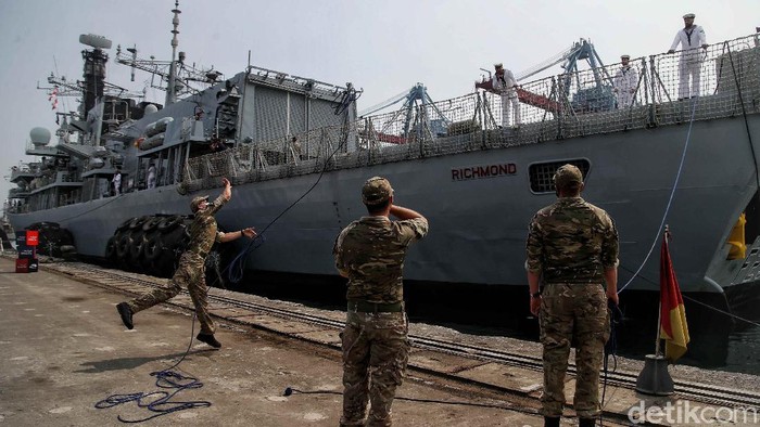 Kapal Angkatan Laut Inggris HMS Richmond bersandar di Tanjung Priok. Kegiatan itu bertujuan untuk memberi donasi bagi awak dan keluarga kapal selam KRI Nanggala