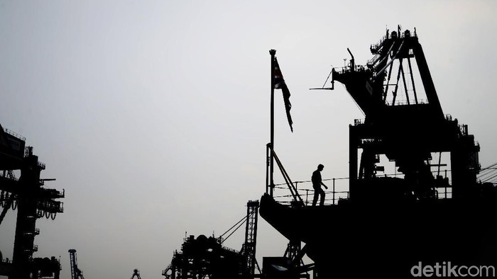 Kapal Angkatan Laut Inggris Bersandar di Tanjung Priok, Ada Apa? Kapal Angkatan Laut Inggris HMS Richmond bersandar di Tanjung Priok. Kegiatan itu bertujuan untuk memberi donasi bagi awak dan keluarga kapal selam KRI Nanggala