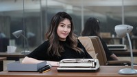 Seperti dilansir News.EBC, ayah Kelly Chen adalah salah satu taipan perhiasan terbesar di Hong Kong, tetapi sedikit yang tahu bahwa pamannya adalah pemimpin triad yang berpengaruh. Foto: dok instagram Kelly Chen