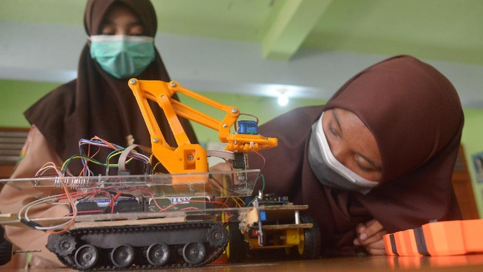 Siswa MTsN di Aceh menciptakan robot medis COVID-19. Mobil robot itu diperuntukkan untuk membantu tugas tenaga medis dalam penanganan COVID-19.