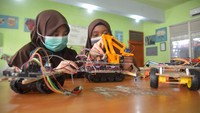 Siswa memasang komponen pada mobil robot sebelum diujicobakan di Sekolah Madrasyah Tsanawiyah Negeri-1 (MTsN) Banda Aceh, Aceh, Jumat (8/10/2021).