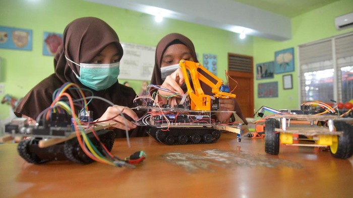 Keren! Siswa MTsN di Aceh Ciptakan Robot Medis COVID-19 Siswa MTsN di Aceh menciptakan robot medis COVID-19. Mobil robot itu diperuntukkan untuk membantu tugas tenaga medis dalam penanganan COVID-19.