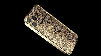 Harga iPhone 13 Pro berbalut emas murni ini mulai dari USD 42.380 (Rp 602 juta) hingga USD 43.460 (Rp 617 juta) tergantung kapasitas memori internalnya. Sedangkan iPhone 13 Pro Max versi emas murni dibanderol dengan harga mulai USD 47.000 (Rp 668 juta) hingga USD 48.080 (Rp 683 juta). Foto: Caviar