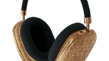 Setelahnya ada AirPods Max Prime Gold yang lagi-lagi dilapisi dengan emas murni 18 karat di bagian housing-nya. Headband-nya juga dihiasi dengan kulit buaya asli berwarna hitam. Foto: Caviar