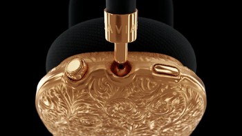 Caviar hanya memproduksi sembilan unit AirPods Max berlapis emas ini. Harganya justru lebih mahal ketimbang iPhone 13 Pro berbalut emas, yaitu USD 68.000 (Rp 966 juta). Foto: Caviar