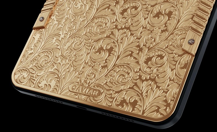 Koleksi Caviar Prime yang terdiri dari iPhone 13 Pro, iPad mini 6, AirPods Max dan PS5 berlapis emas murni 18 karat