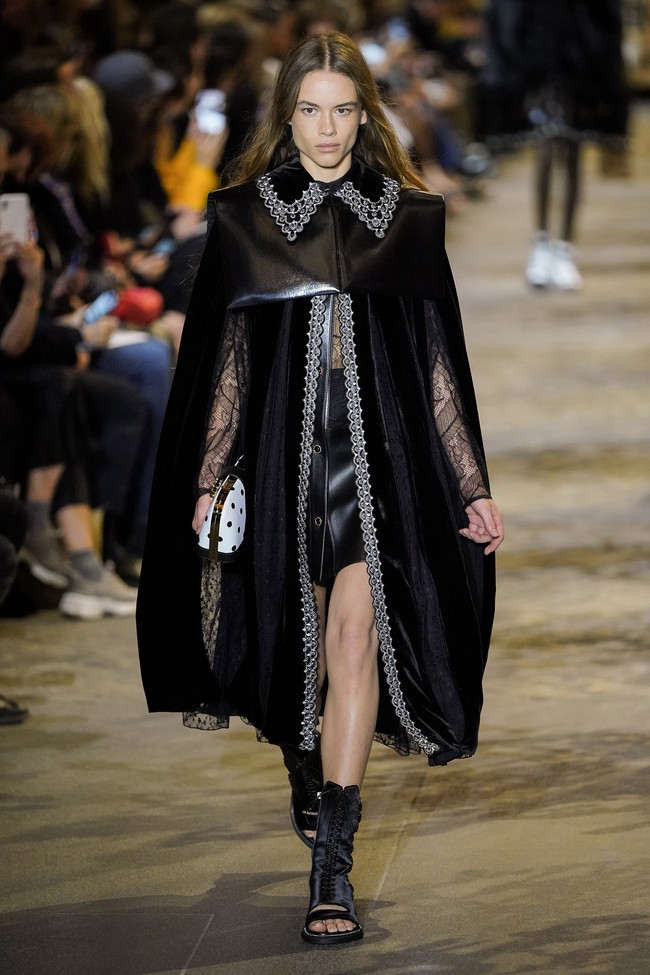 Peragaan busana Louis Vuitton Spring/Summer 2022 yang menutup perhelatan Paris Fashion Week tahun ini. Foto: Getty Images/Pascal Le Segretain.