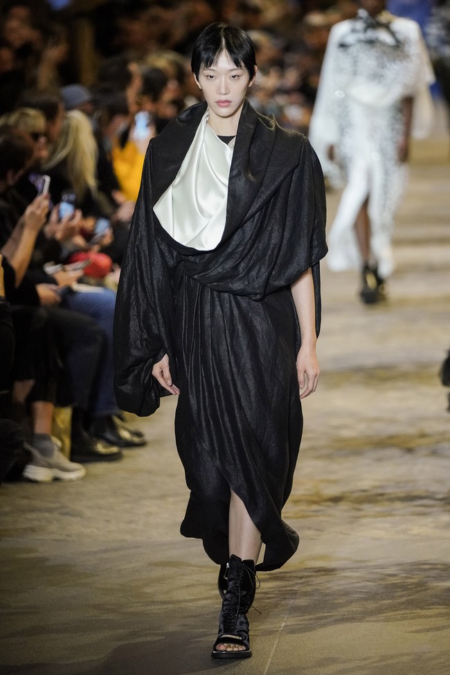 Peragaan busana Louis Vuitton Spring/Summer 2022 yang menutup perhelatan Paris Fashion Week tahun ini. Foto: Getty Images/Pascal Le Segretain.