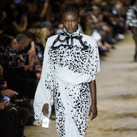 Peragaan busana Louis Vuitton Spring/Summer 2022 yang menutup perhelatan Paris Fashion Week tahun ini. Foto: Getty Images/Pascal Le Segretain.