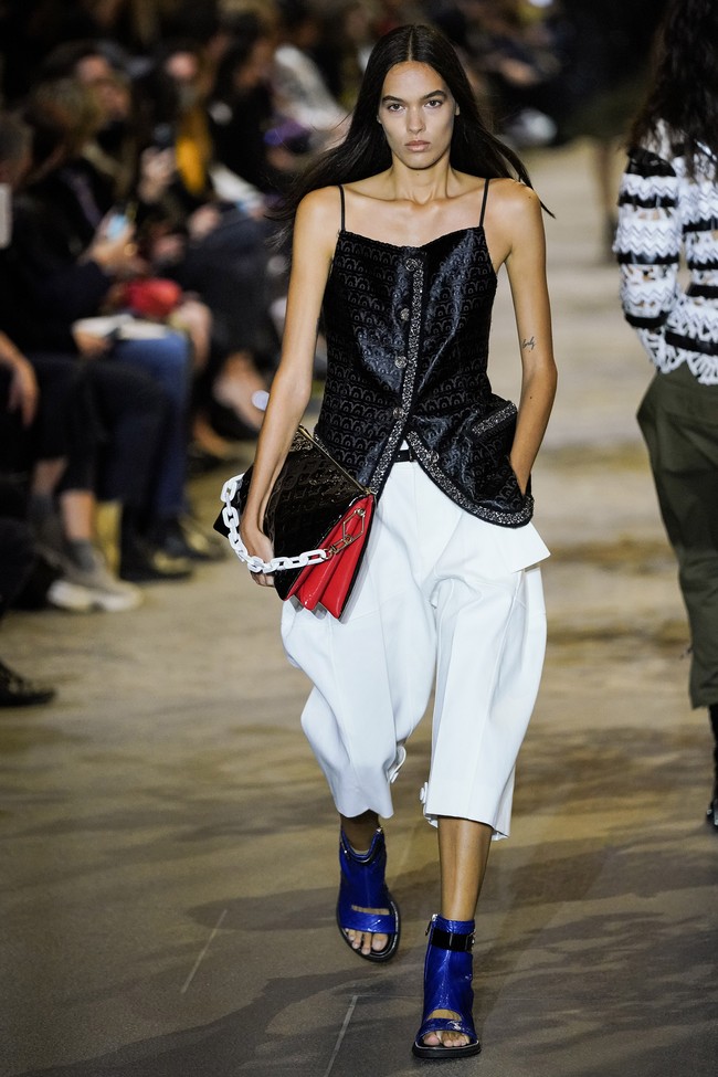 Peragaan busana Louis Vuitton Spring/Summer 2022 yang menutup perhelatan Paris Fashion Week tahun ini. Foto: Getty Images/Pascal Le Segretain.