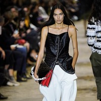 Peragaan busana Louis Vuitton Spring/Summer 2022 yang menutup perhelatan Paris Fashion Week tahun ini. Foto: Getty Images/Pascal Le Segretain.