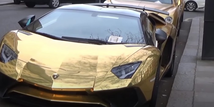 Lamborghini berlapis emas