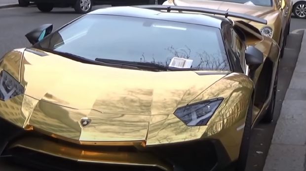 Lamborghini berlapis emas