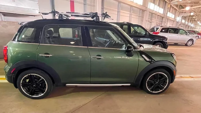 Mini Cooper Countryman S dilelang karena terlalu lama parkir di bandara