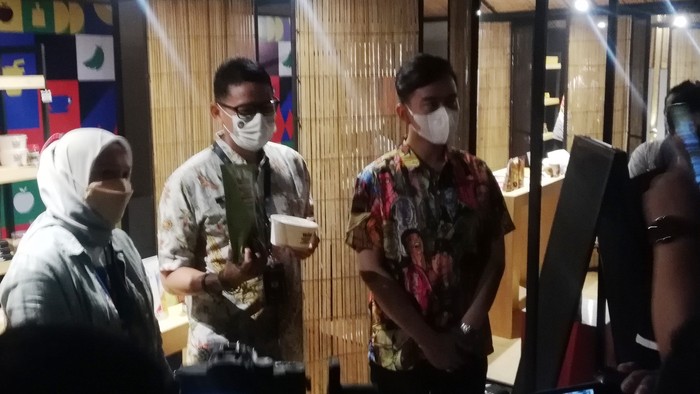 Momen Menparekraf Sandiaga Uno didampingi Gibran Tinjau UMKM di De Tjolomadu Menparekraf Sandiaga Uno didampingi Wali Kota Solo Gibran Rakabuming Raka meninjau UMKM dalam event Apresiasi Kreasi Indonesia di De Tjolomadu, Jumat (8/10/2021).