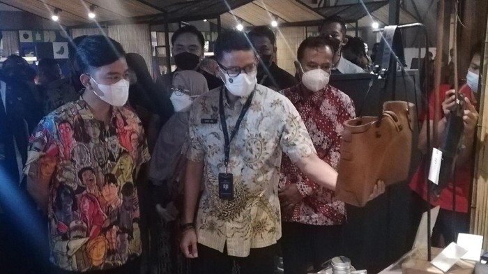 Menparekraf Sandiaga Uno didampingi Wali Kota Solo Gibran Rakabuming Raka meninjau UMKM dalam event Apresiasi Kreasi Indonesia di De Tjolomadu, Jumat (8/10/2021).