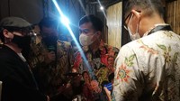 Menparekraf Sandiaga Uno meninjau salah satu stand UMKM yang berlomba di ajang kreasi UMKM. 