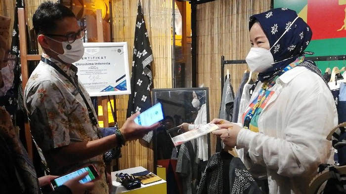 Menparekraf Sandiaga Uno didampingi Wali Kota Solo Gibran Rakabuming Raka meninjau UMKM dalam event Apresiasi Kreasi Indonesia di De Tjolomadu, Jumat (8/10/2021).
