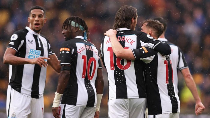 WOLVERHAMPTON, ENGLAND - OCTOBER 02: Jeff Hendrick celebrates with Matt Ritchie of Newcastle United after scoring their teams first goal during the Premier League match between Wolverhampton Wanderers and Newcastle United at Molineux on October 02, 2021 in Wolverhampton, England. (Photo by Naomi Baker/Getty Images)