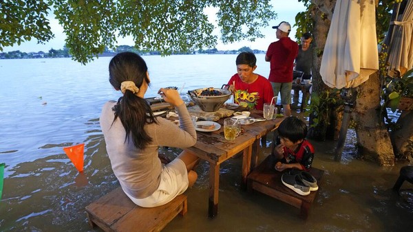 Bila air sungai tengah meluap biasanya sejumlah restoran di pinggir sungai pun sepi pengunjung. Namun kondisi itu berbeda dengan restoran ini. Pengunjung justru berdatangan untuk makan di tempat saat restoran tersebut tengah direndam banjir. Bila air sungai tengah meluap biasanya sejumlah restoran di pinggir sungai pun sepi pengunjung. Namun kondisi itu berbeda dengan restoran ini. Pengunjung justru berdatangan untuk makan di tempat saat restoran tersebut tengah direndam banjir.