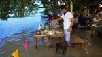 Nggak Biasa, Resto di Thailand Ini Ramai Pengunjung Saat Kebanjiran