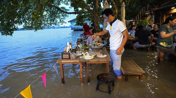 Kondisi tak biasa itu pun dimanfaatkan sang pemilik restoran untuk mempromosikan tempat makannya. Melansir AP, sang pemilik restoran kini merebranding restorannya dengan mempromosikan hot-pot surfing untuk para pengunjung. Kondisi tak biasa itu pun dimanfaatkan sang pemilik restoran untuk mempromosikan tempat makannya. Melansir AP, sang pemilik restoran kini merebranding restorannya dengan mempromosikan hot-pot surfing untuk para pengunjung.