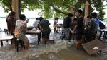 Nggak Biasa, Resto di Thailand Ini Ramai Pengunjung Saat Kebanjiran