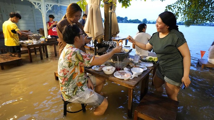 Ngga Biasa, Resto di Thailand Ini Ramai Pengunjung Saat Kebanjiran Banjir biasanya membuat orang enggan makan di restoran. Namun, kondisi itu berbeda dengan resto di Thailand ini yang tawarkan sensasi makan di tengah banjir.