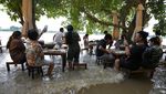 Nggak Biasa, Resto di Thailand Ini Ramai Pengunjung Saat Kebanjiran