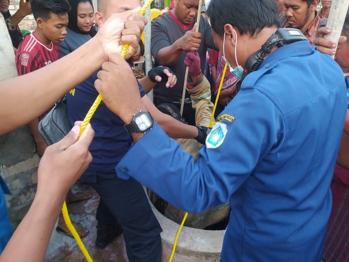 Orang dengan gangguan jiwa (ODGJ) di Lamongan jatuh ke sumur milik warga. Petugas Damkar mengevakuasi orang tersebut dengan selamat.