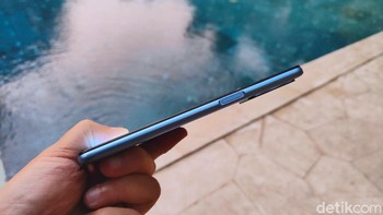 Terdapat sensor fingerprint yang menyatu dengan tombol power. Foto: Adi Fida Rahman/detikINET