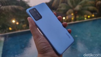 Tiga kamera kelas disematkan di bagian belakang Oppo A16. Komposisinya terdiri dari kamera utama 13MP, kamera bokeh 2MP dan kamera makro 2MP yang dirancang untuk memenuhi kebutuhan penggunanya. Foto: Adi Fida Rahman/detikINET