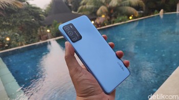 Oppo turut menawarkan warna baru yakni pearl blue, menampilkan warna biru laut yang menjadi salah satu trend warna di 2021. Warna ini diklaim Oppo memberikan kesan elegan dan timeless. Foto: Adi Fida Rahman/detikINET